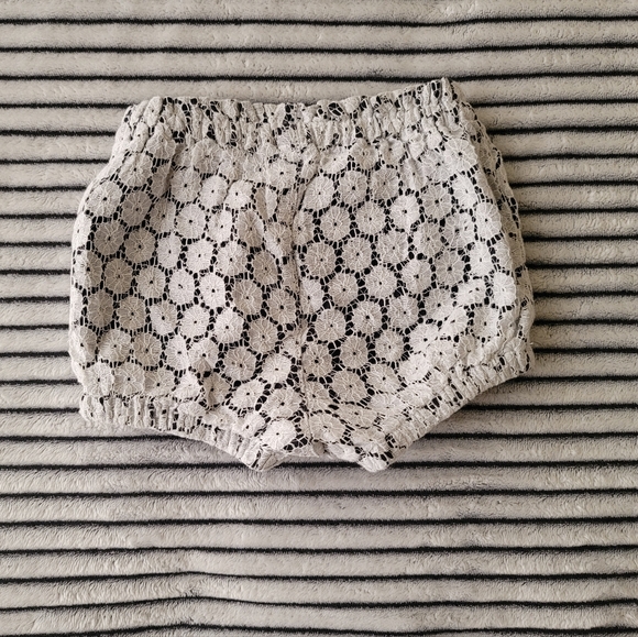 Old Navy Baby Girl White Floral Stitched Shorts w/Black Lining Size 6-12Months - Picture 2 of 3